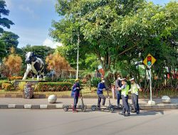 Bikin Macet, Pengguna Skuter Listrik di Alun-Alun Kota Batu Diimbau Tak Turun ke Jalan Raya