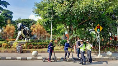 Pengguna skuter listrik. (Foto: Satlantas Polres Batu/Tugu Jatim)