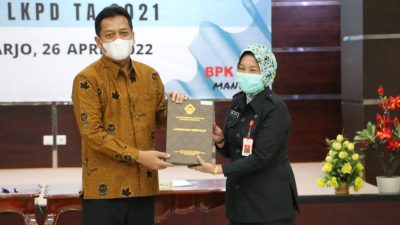 Sekretaris Daerah Kabupaten Bojonegoro, Nurul Azizah, menerima Laporan Hasil Pemeriksaan (LHP) atas Laporan Keuangan Pemerintah Daerah (LKPD) dari Kepala BPK Perwakilan Provinsi Jatim, di gedung BPK RI Perwakilan Jatim, Joko Agus Setyono Jl. Raya Juanda Sidoarjo, Selasa (26/04/2021).