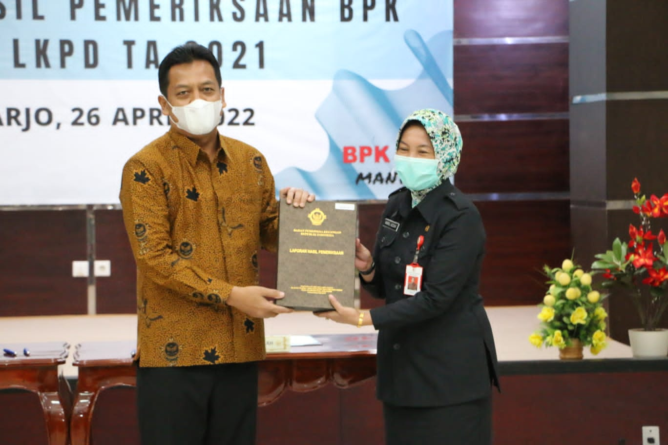 Sekretaris Daerah Kabupaten Bojonegoro, Nurul Azizah, menerima Laporan Hasil Pemeriksaan (LHP) atas Laporan Keuangan Pemerintah Daerah (LKPD) dari Kepala BPK Perwakilan Provinsi Jatim, di gedung BPK RI Perwakilan Jatim, Joko Agus Setyono Jl. Raya Juanda Sidoarjo, Selasa (26/04/2021).