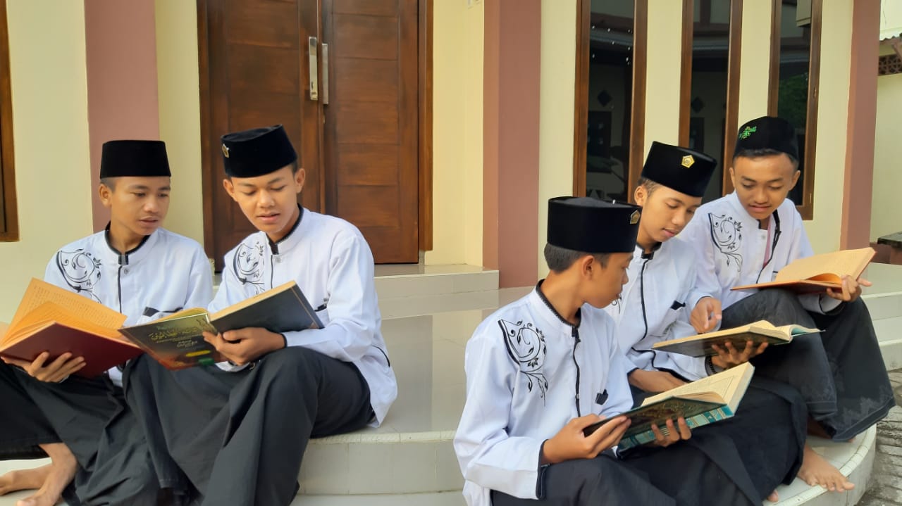 Santri Pondok Pesantren Kramat punya tradisi baca Manaqib Al Karomah.