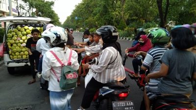 Pembagian takjil on the road di jalan raya Arjuno Surabaya.