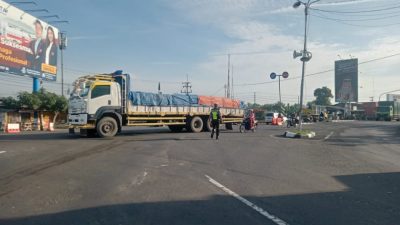 Petugas Satlantas Polres Kediri berjaga di titik rawan penumpukan kendaran arus mudik di Simpang Tiga Mengkreng Kecamatan Purwoasri, Kabupaten Kediri, Senin (25/4/2022).