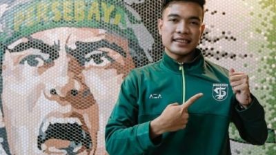 Brylian Aldama ketika diresmikan di kantor Persebaya.