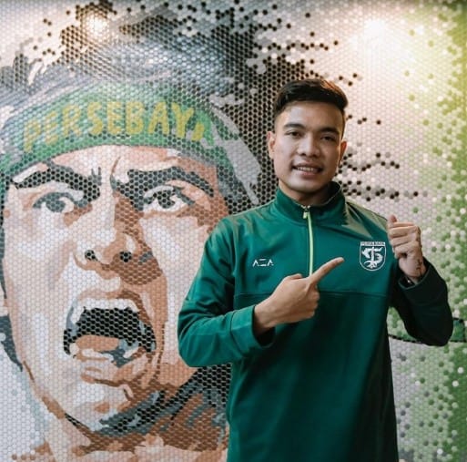 Brylian Aldama ketika diresmikan di kantor Persebaya.