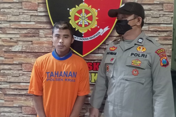 DS alias Bro diamankan Polsek Kras Kediri setelah mencuri ponsel di dalam kok motor.