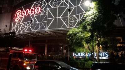 Tunjungan Plaza Surabaya sisi SOGO tutup lebih awal karena ada kebakaran, Rabu (13/4/2022).