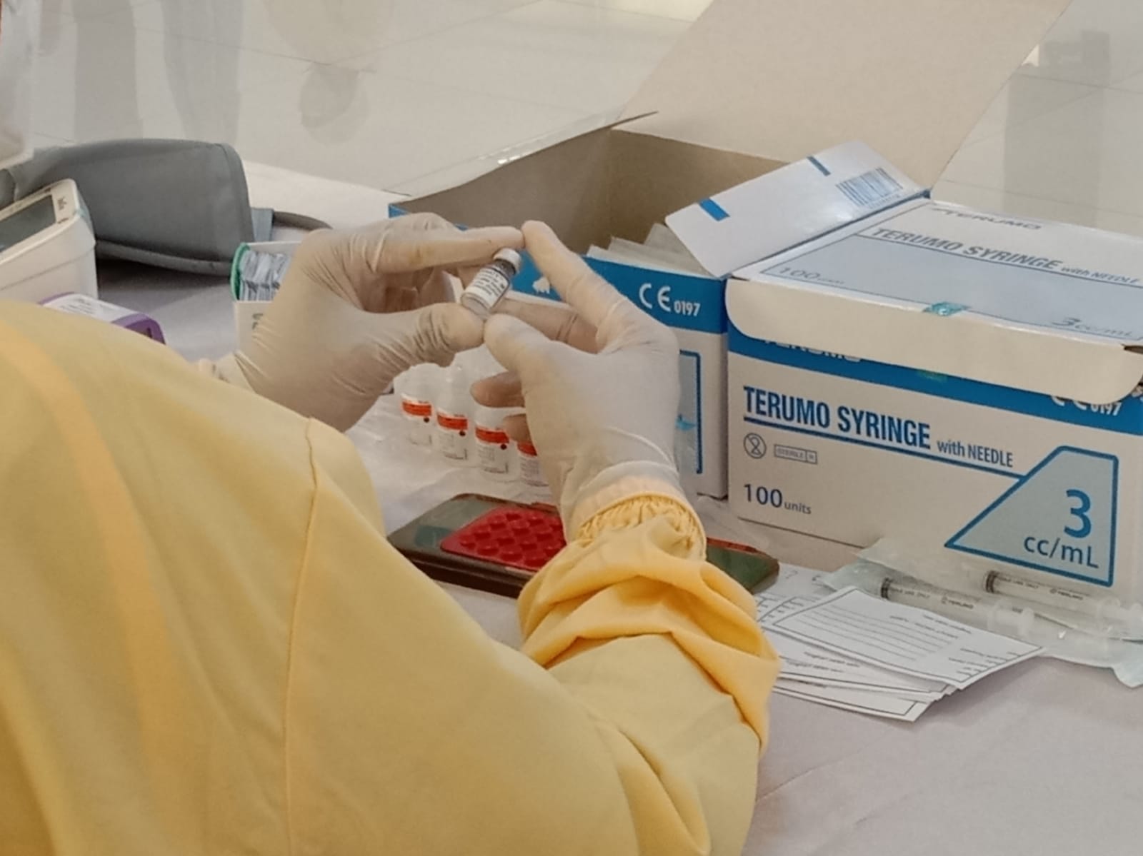 Vaksinator menyiapkan vaksin booster di Kota Malang.