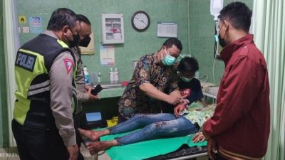 M Eka Fachrudin (16), orban luka tawuran di jalan raya Tambak Asri Surabaya ketika dirawat di Ruang IGD RSUD Dr Soewandhi.