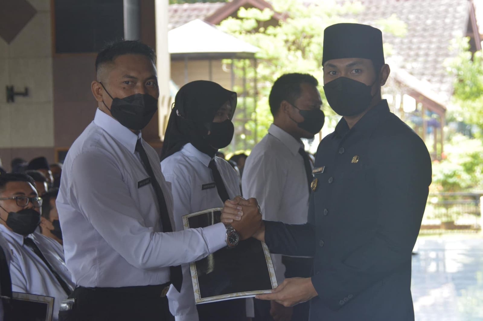 Bupati Tuban, Aditya Halindra Faridzky, menyerahak SK pengangkatan P3K secara simbolis kepada perwakilan guru di Pendapa Kridha Manunggal Tuban, Jumat (22/4/2022).