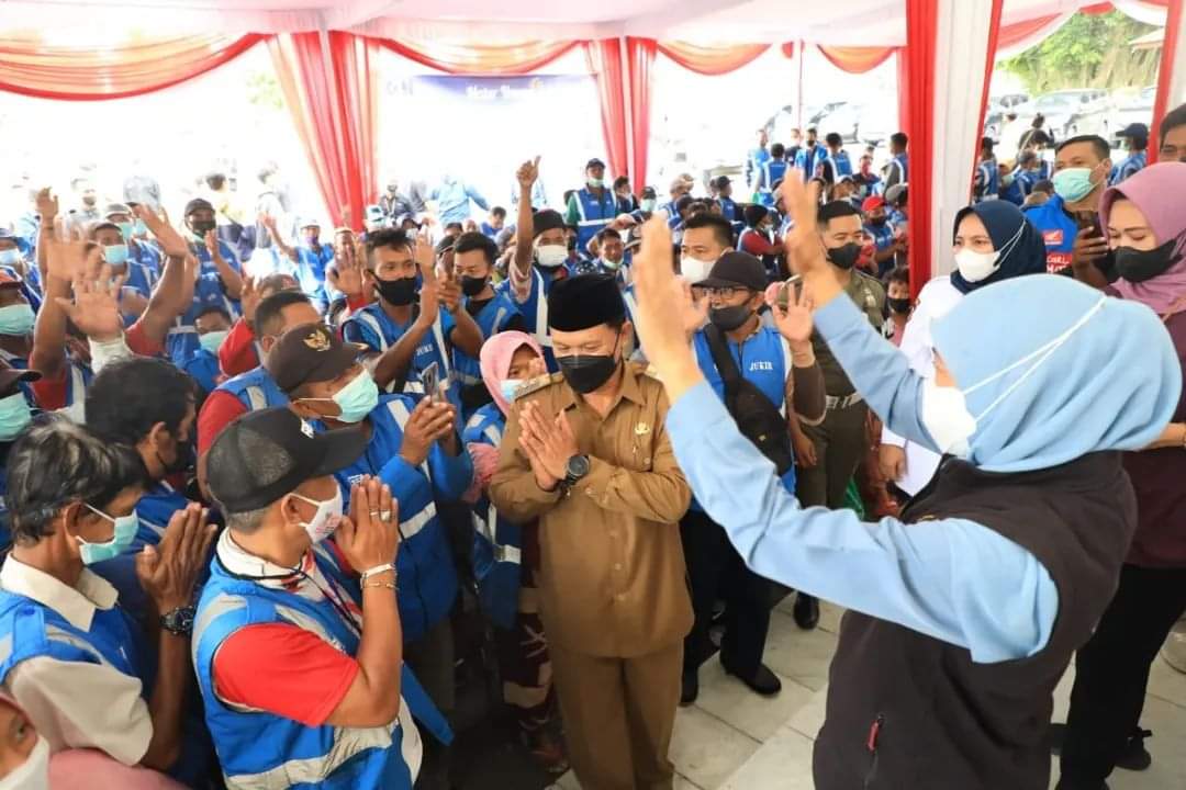 Wali Kota Madiun, Maidi, mendampingi Gubernur Jawa Timur, Khofifah Indar Parawansa, menyapa para Juru Parki Kota Madiun.