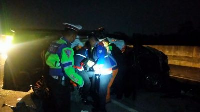 Petugas mengevakuasi pengemudi mobil Toyota Vellfire rombongan grup musik Debu yang kecelakaan di tol Pasuruan-Probolinggo, Senin (12/04/2022) dini hari.