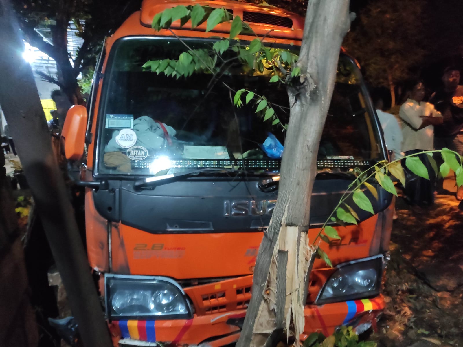 Kondisi kendaraan mobil elf usai hantam dua pengendara motor yang parkir di bahu jalan di Tuban.