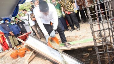 Wali Kota Kediri, Abdullah Abu Bakar, menuangkan semen ke tiang pancang pembangunan masjid Baiturrahman di Local Education Centre Kota Kediri, Minggu (10/4/2022).