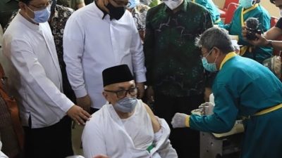 Dari Kiri, Wali Kota Pasuruan, Syaifullah Yusuf, Menteri Agama, Yaqut Cholil Qoumas, mendampingi Pengasuh Ponpes Bayt Al Hikmah, KH Idris Hamid (tengah) saat divaksin booster.