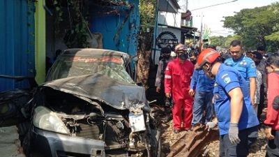  Kondisi mobil yang tertabrak Kereta Api Tangki BBM di Jalan Halmahera, Kota Malang, Minggu (17/4/2022).