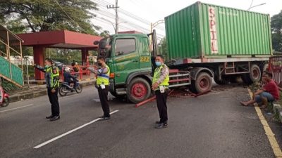 Truk kontainer tabrak pagar pembatas jalan di depan pabrik rokok Sampoerna Pasuruan, Selasa (26/04/2022) pagi.