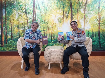 Dr Aqua Dwipayana bertukar buku dengan Kapolda Sulawesi Barat Irjen Pol Dr Eko Budi Sampurno pada Rabu pagi (13/4/2022).