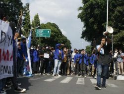 Mahasiswa Kediri Gelar Demo di Kantor DPRD, Polisi dan Massa Saling Dorong saat Beraksi