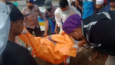 Petugas Satpolairud Polres Pasuruan mengevakuasi jasad pria di pelabuhan Kota Pasuruan, pada Senin (25/4/2022) pukul 06.30 WIB.