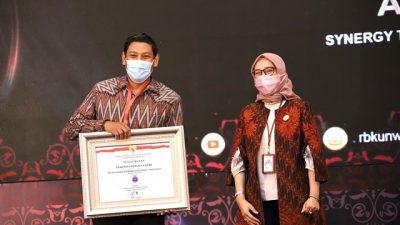 Wali Kota Kediri, Abdullah Abu Bakar, saat menerima penghargaan pada SAKIP dan RB Award 2021.