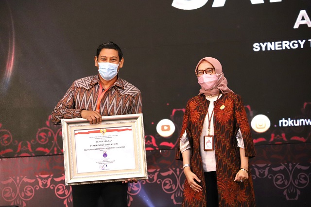 Wali Kota Kediri, Abdullah Abu Bakar, saat menerima penghargaan pada SAKIP dan RB Award 2021.