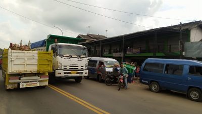 Pasar Tumpah macet. (Foto: Mochamad Abdurrochim/Tugu Jatim)