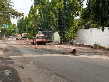 Kegiatan perbaikan jalan di jalur pantura, kawasan Jalan Manunggal Selatan, Kelurahan Gedongombo, Kecamatan Semanding, Tuban.