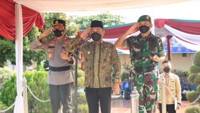 Wakil Bupati Tuban, H Riyadi, saat memimpin apel gelar pasukan operasi Ketupat Semeru 2022 di Mapolres Tuban.