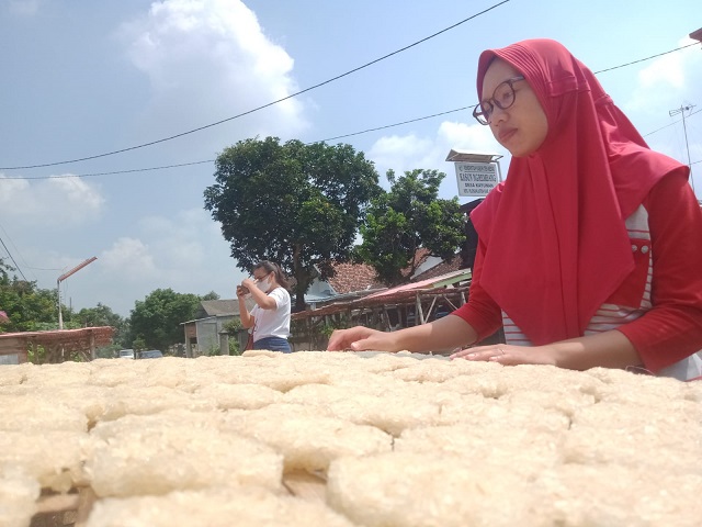 Nila Safitri, alah satu produsen rengginang di Dusun Ngrembang, Desa Kayunan, Kecamatan Plosoklaten, Kediri.