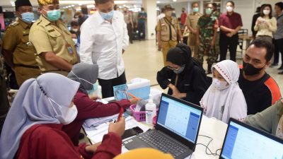 Imbau Warga Cuci Mata Dapat Vaksin, Wali Kota Tinjau Vaksinasi Covid-19 di Kediri Mall
