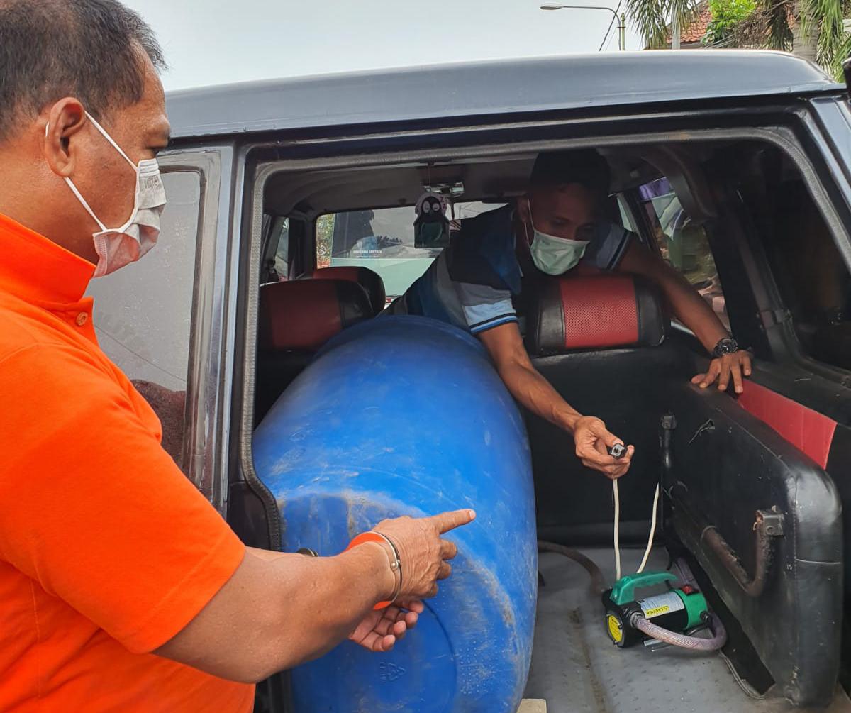 Satreskrim Polres Pasuruan mengamankan AM (59) bersama mobil Isuzu Panther yang dimodif untuk menimbun solar.