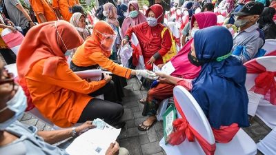 Warga berkumpul di kantor kecamatan Rungkut Surabaya untuk menerima bantuan sosial pemerintah BPNT, PKH dan Bantuan Langsung Tunai (BLT), Minggu (17/4/2022).