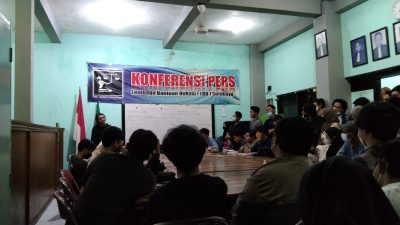 Para perwakilan BEM Surabaya melakukan konsolidasi di ruang YLBHI Surabaya.