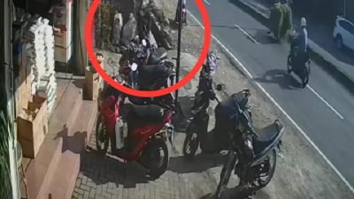 Aksi maling motor terekam CCTV di toko kelontong Sukorejo Pasuruan.