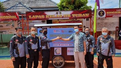 Bantuan gerobak diserahkan langsung oleh Kepala Lapas Tuban, Siswarno, pada warga didampingi pejabat struktural dan staf.