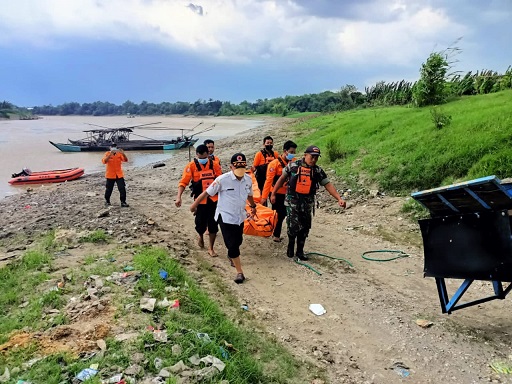 Proses evakuasi mayat perempuan di Sungai Bengawan Solo Desa Pilanggede Kecamatan Balen, Kabupaten Bojonegoro, Jumat (08/04/2022).