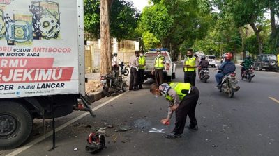 Unit Laka Satlantas Polres Tuban melakukan olah TKP di lokasi kecelakaan maut yang menelan satu korban jiwa seorang purwirawan TNI, Selasa (19/4/2022).