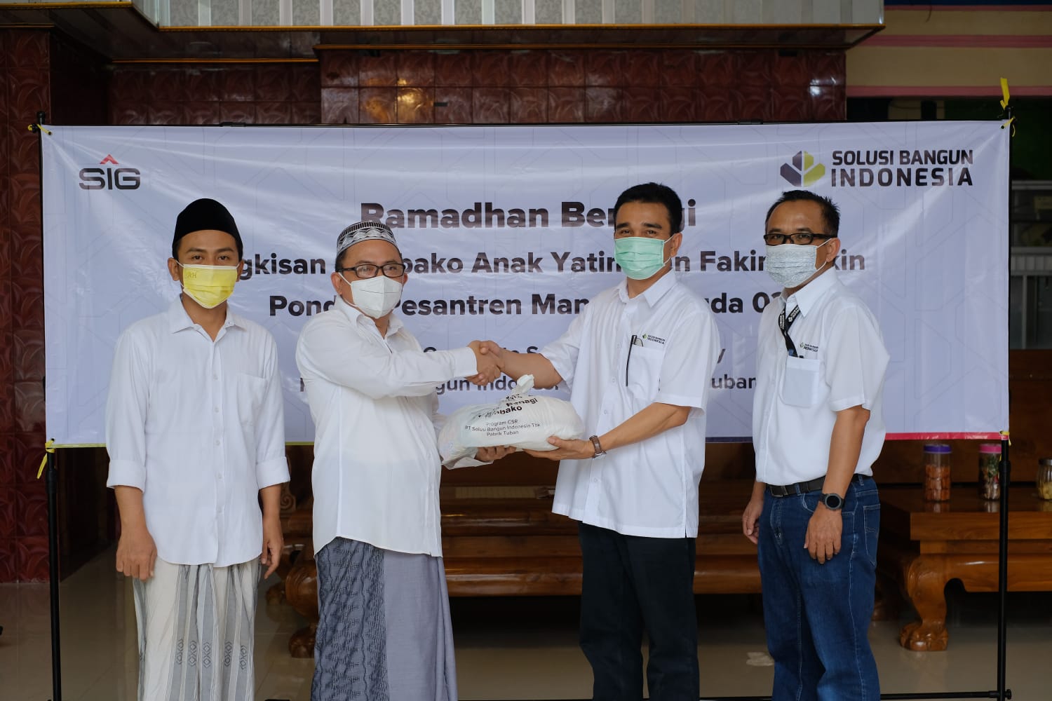PT SBI Pabrik Tuban menyalurkan 500 paket santunan anak yatim kepada Pondok Pesantren Mansyaul Huda 02 Senori Tuban.