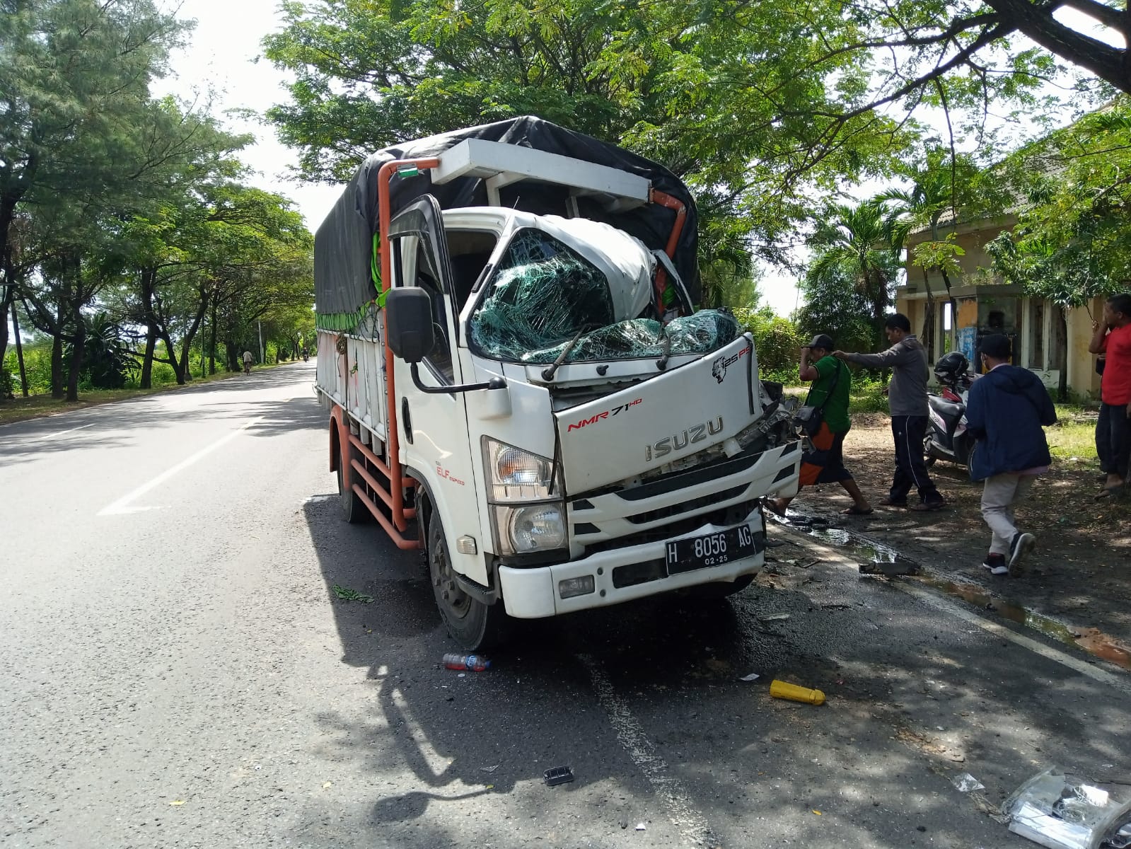 Dugaan Sopir Ngantuk, Truk Diesel Seruduk Dump Truck Parkir di Jalur Pantura Tuban 3 Truk diesel. (Foto: Mochamad Abdurrochim/Tugu Jatim)
