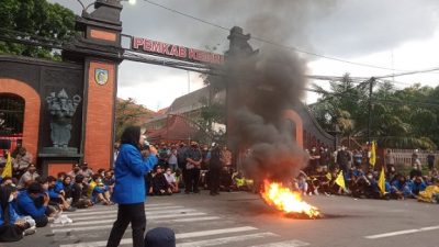 Mahasiswa berorasi dalam aksi yang dilakukan di lapangan indor Pemkab Kediri, Rabu (13/4/2022).