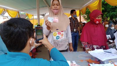 BLT minyak goreng. (Foto: Mochamad Abdurrochim/Tugu Jatim)