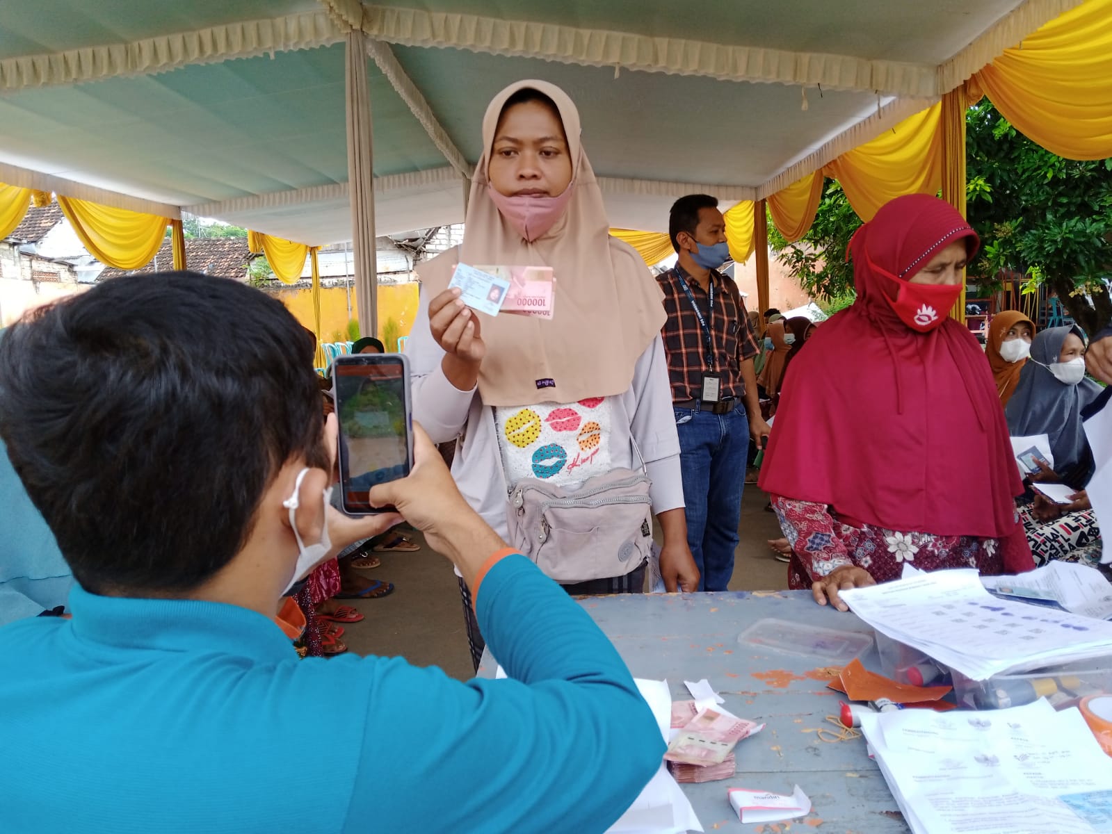 BLT minyak goreng. (Foto: Mochamad Abdurrochim/Tugu Jatim)