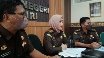 Novika Muzaira Rauf, Kepala Kejaksaan Negeri Kota Kediri (tengah), Selasa (19/4/2022) merilis kasus korupsi BNPT.