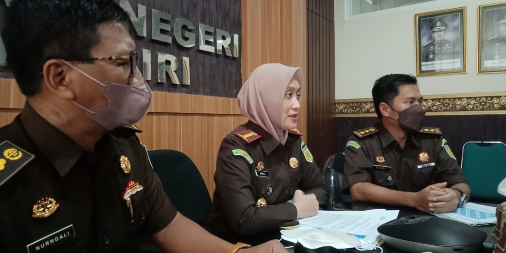 Novika Muzaira Rauf, Kepala Kejaksaan Negeri Kota Kediri (tengah), Selasa (19/4/2022) merilis kasus korupsi BNPT.