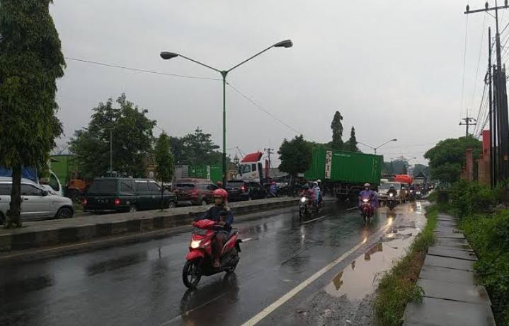 Ilustrasi arus lalu lintas di jalan raya Pandaan - Prigen rawan terjadi macet saat libur lebaran.