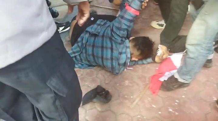 Salah satu mahasiswa terjatuh dalam kerucuhan aksi depan gedung DPRD Tuban.