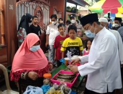Gus Ipul Borong Jajanan di Pasar Takjil Kampung Bunga Kota Pasuruan