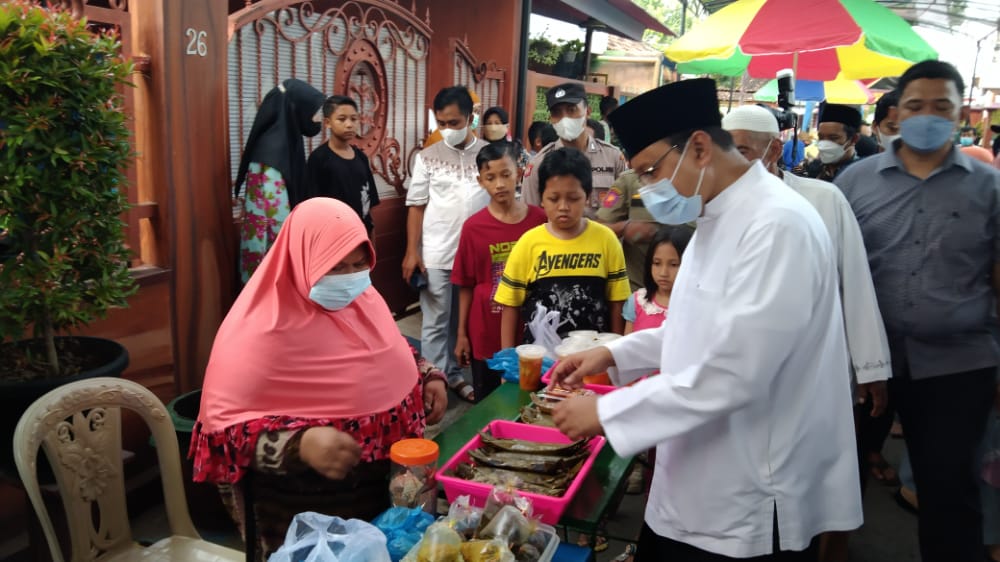 Wali Kota Pasuruan, Syaifullah Yusuf, memborong jajanan dan minuman di pasar takjil Kampung Bunga Pucangan Kota Pasuruan, Minggu (3/4/2022).