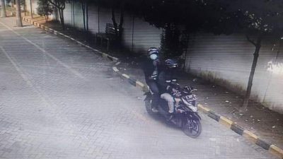 Aksi maling motor di Pengadilan Agama Bangil, Kabupaten Pasuruan, terekam CCTV.